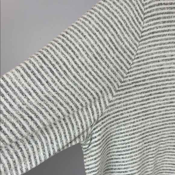 Abercrombie & Fitch Gray Crew Neck Long Sleeve Sweater Ribbed Trim Size Large - Picture 4 of 9